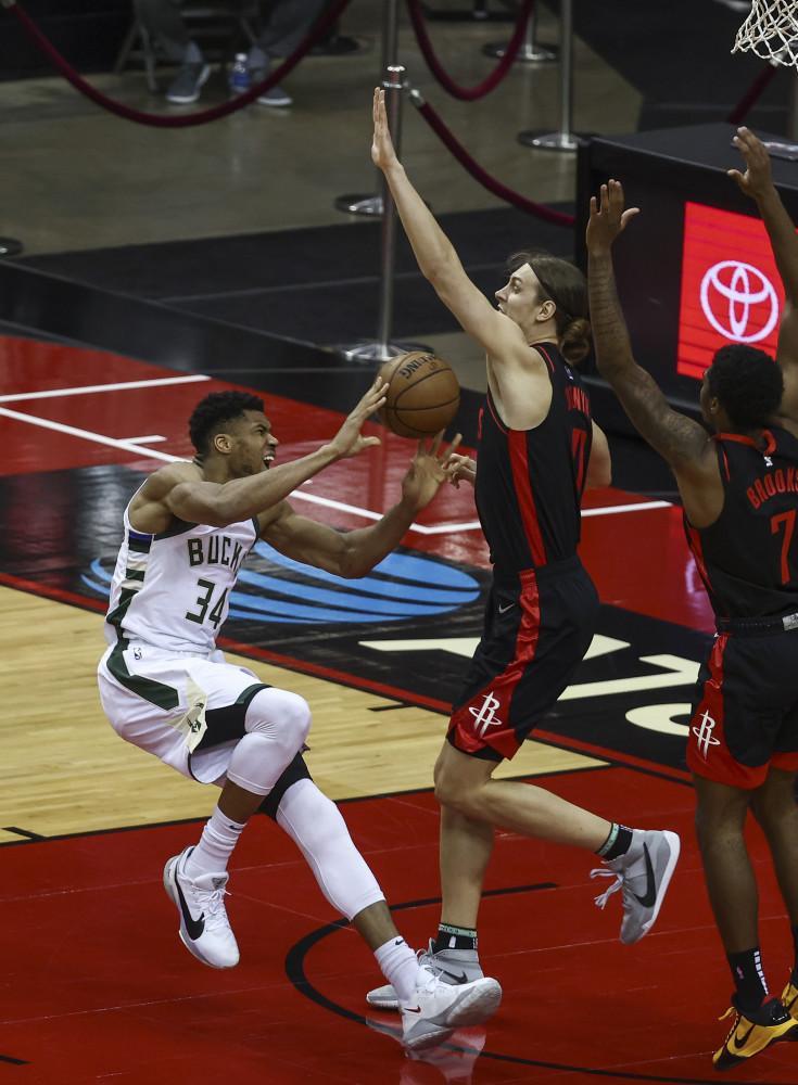  弗赖堡队长伤愈复出率队终结连败  